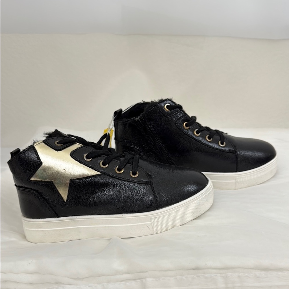 Girl’s NWT MIA Black and Gold High-Top Sneakers with Sleek Design Size 5
